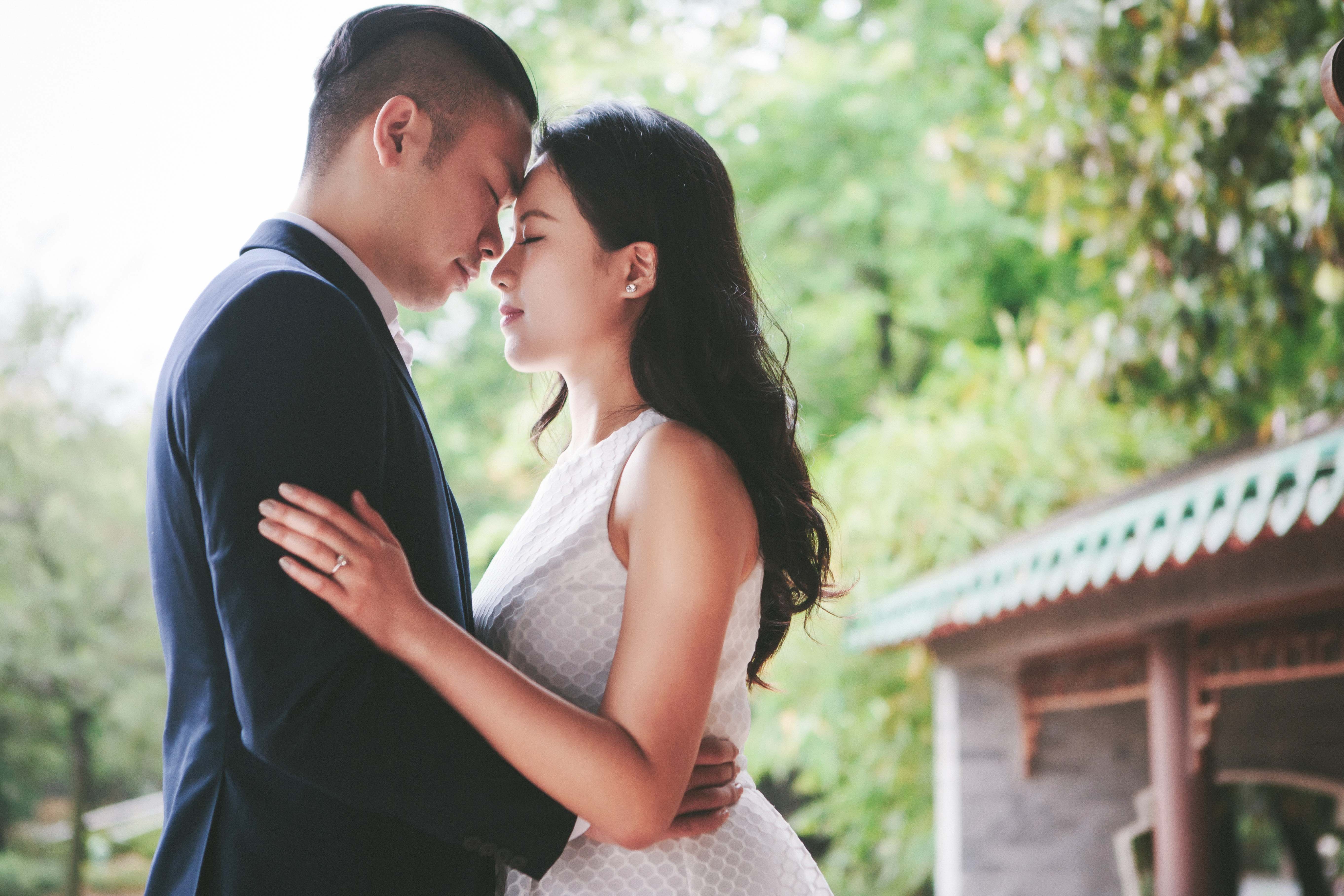 Photo poses for camera-shy couples to get the best wedding pictures |  PINKVILLA